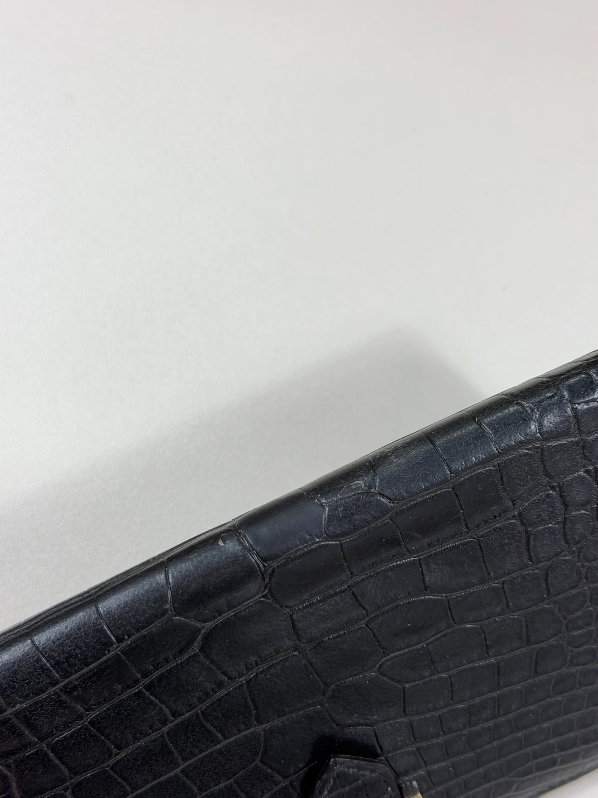 에르메스 악어가죽 베안 지갑 블랙 재염색 — 작업 전 (비늘 근접)