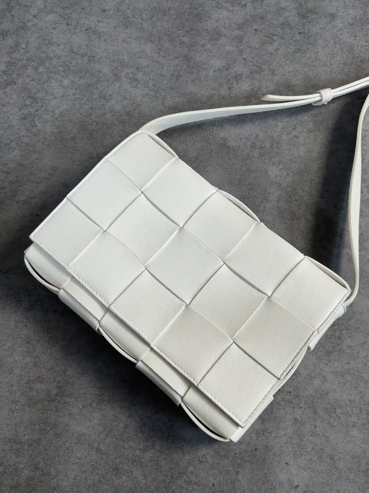 보테가베네타 화이트 타사 재염색 가방 염색 사례 - 작업 후 13