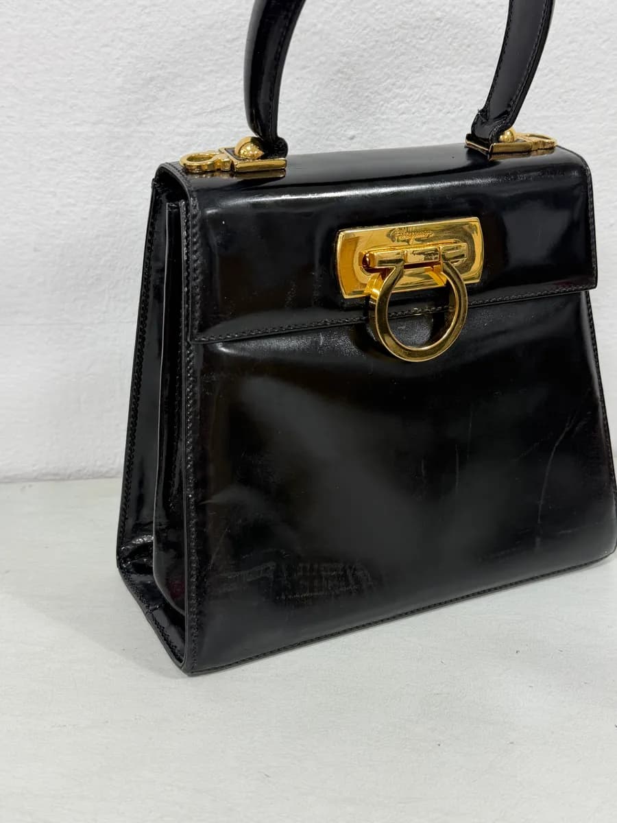 페라가모 간치니 핸드백 코팅 손상 재염색 및 광택 복원 - 작업 전 7