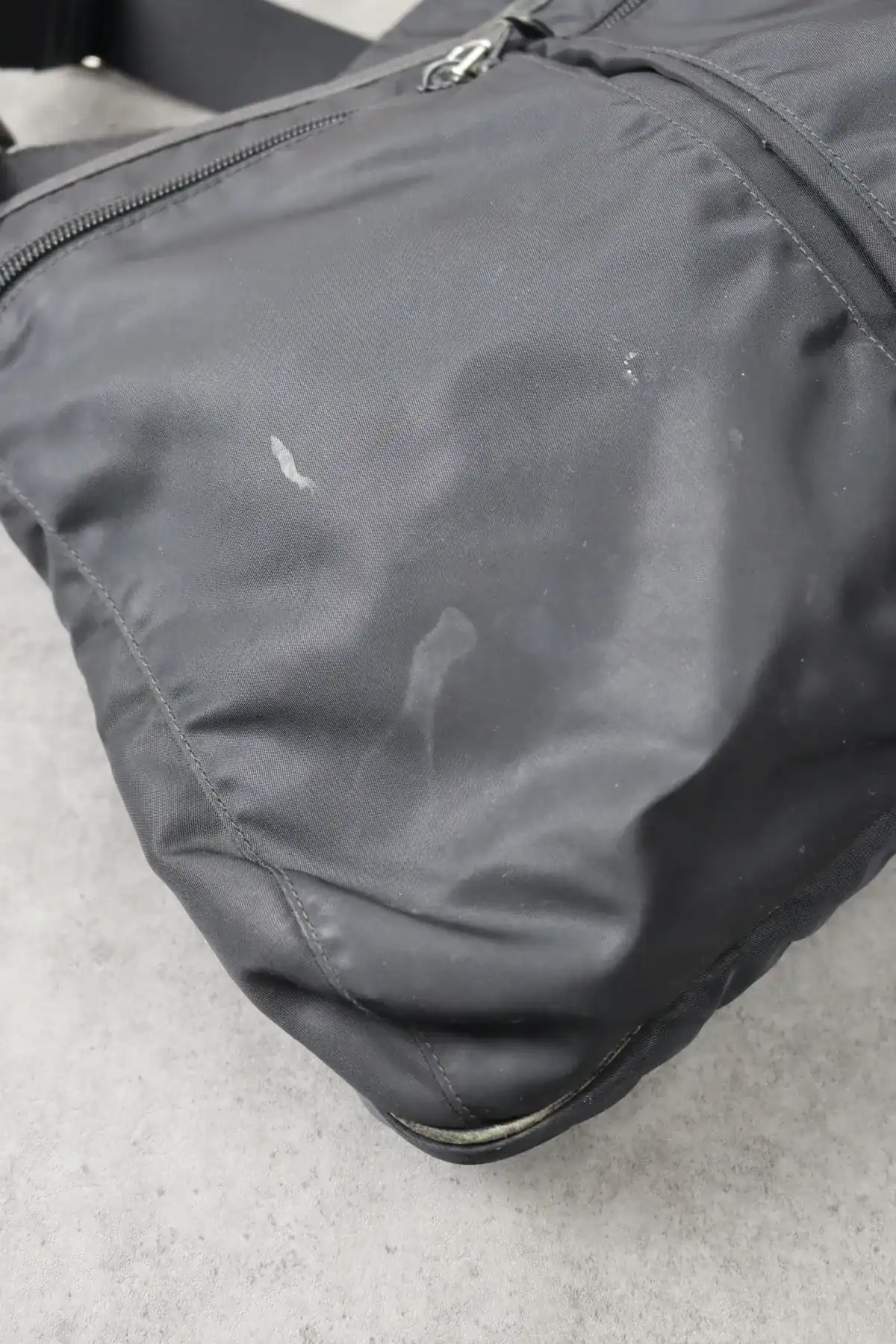 프라다 파이핑가죽 교체 가죽 교체 · 케어 사례 - 작업 전 11