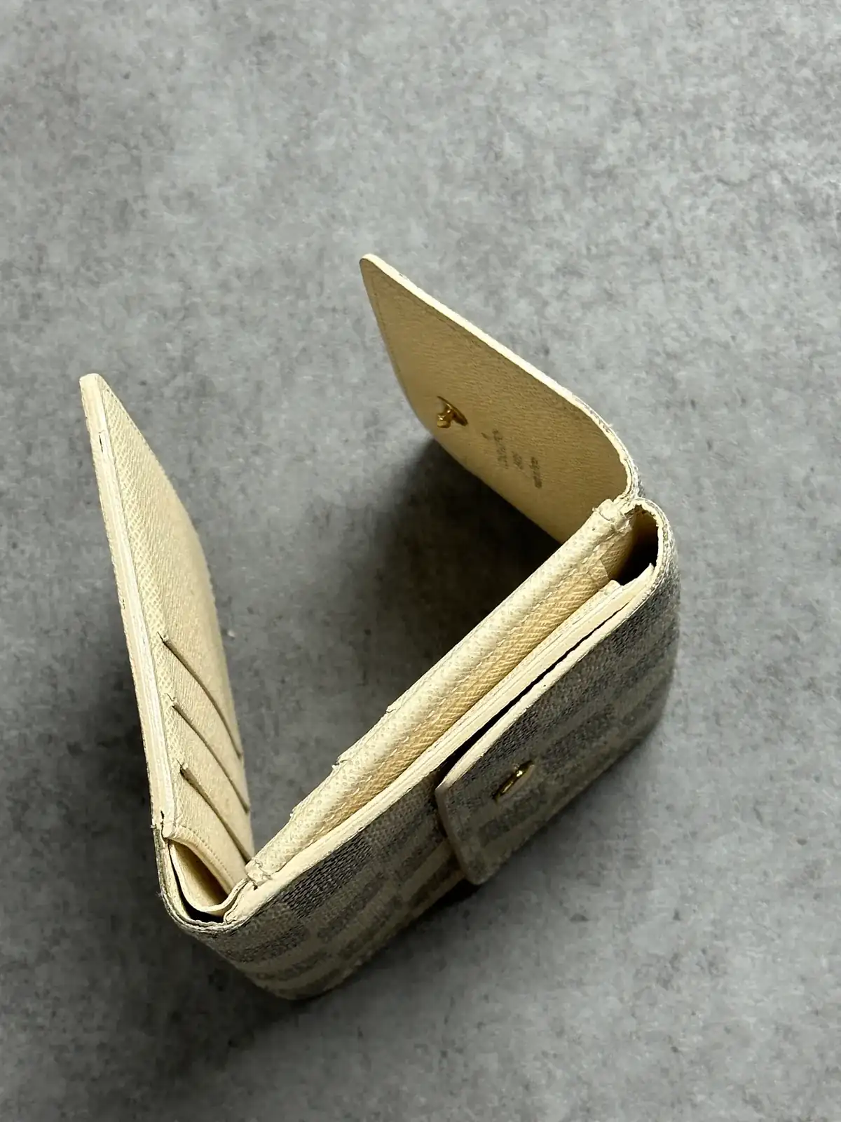 루이비통 반지갑 기리메 유약수선 before 4