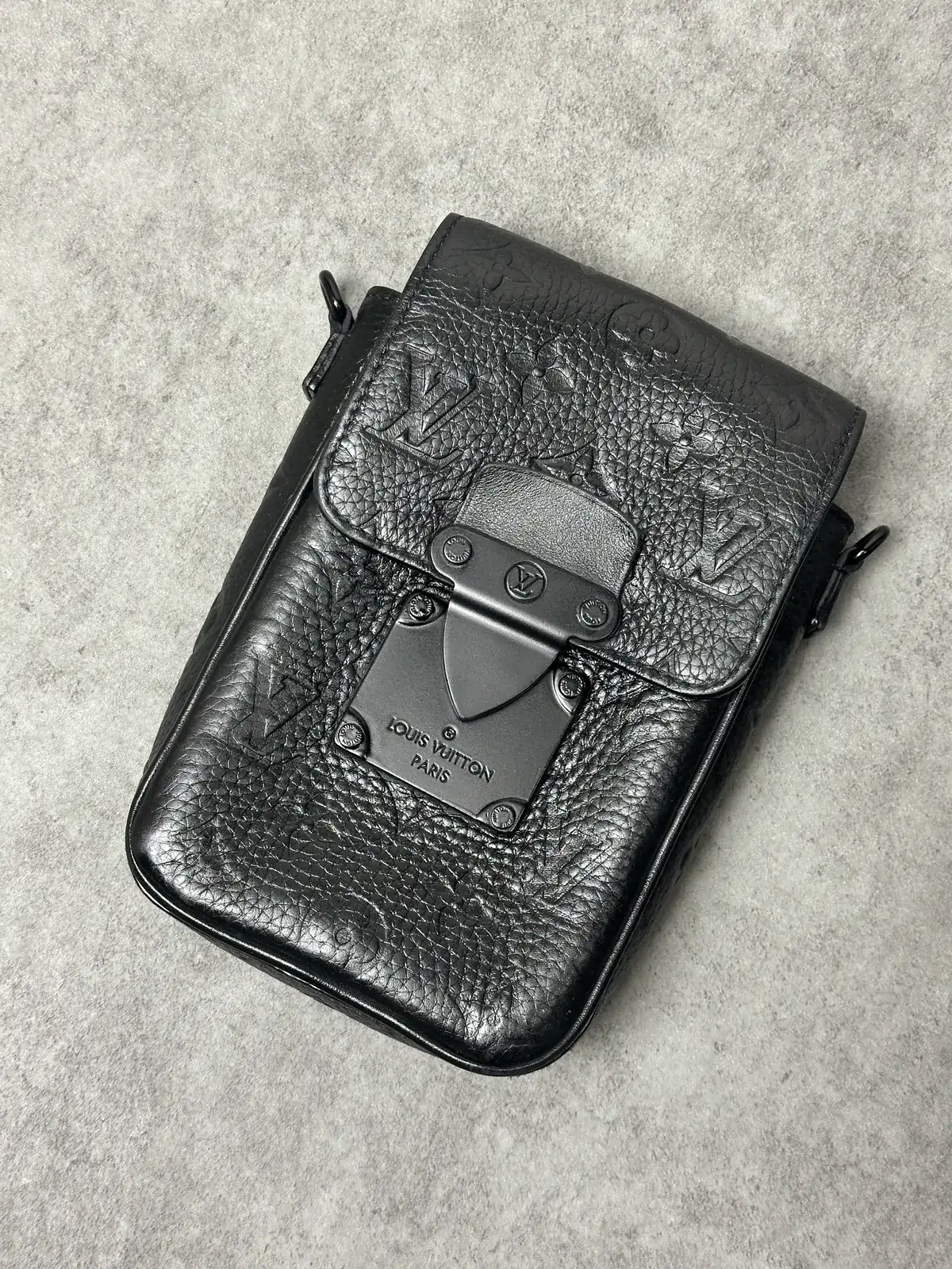 루이비통 버클 블랙코팅 after 8