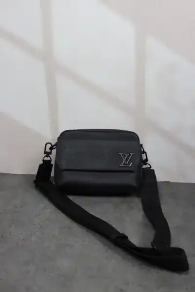 루이비통 크로스백 로고 코팅