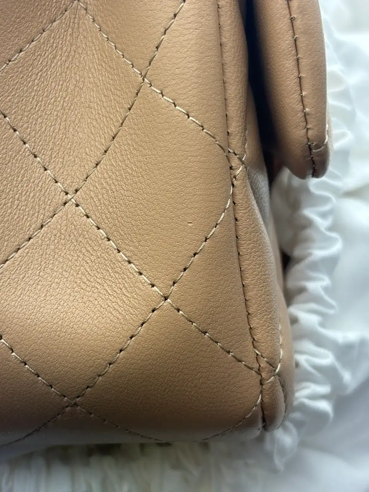 샤넬 클래식 베이지 찍힘 까짐 복원 - Before