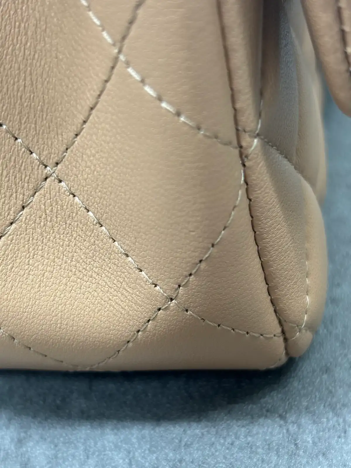 샤넬 클래식 베이지 찍힘 까짐 복원 before 8