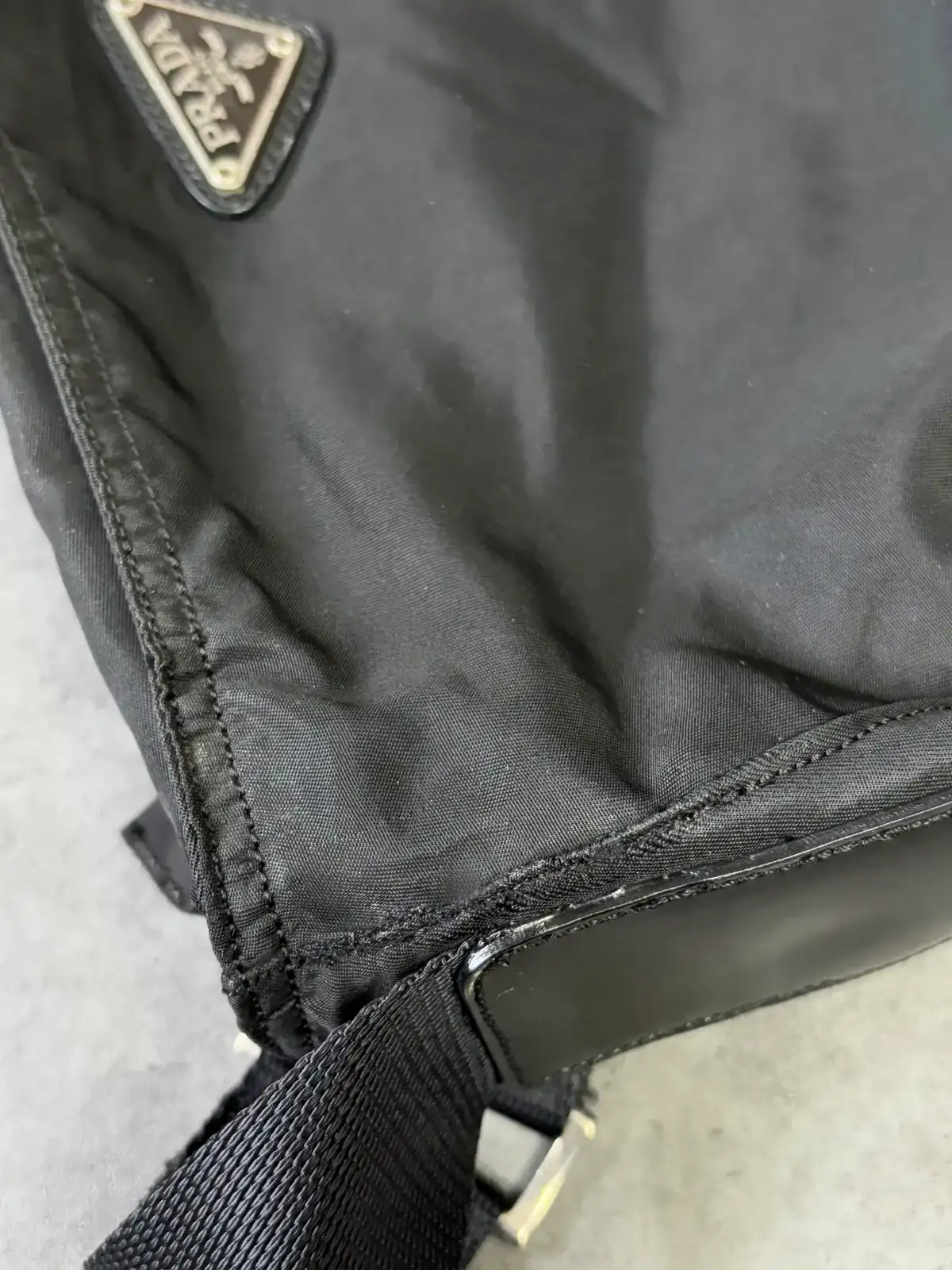 프라다 바이커백 찢어짐 바느질수선