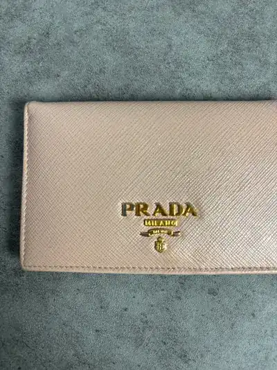 프라다 반지갑 로고도금